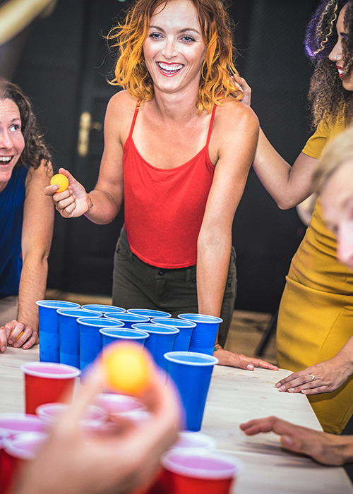 Jeune adolescent replié sur lui-même avec une bouteille d'alcool à la main