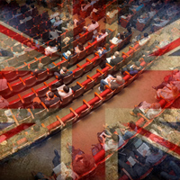 Amphithéâtre dans un palais des congrès avec le drapeau du Royaume-Uni