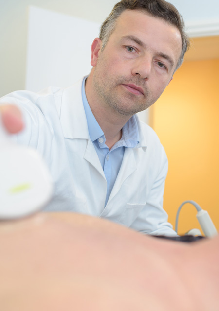 photo d'un médecin réalisant une échographie du poumon