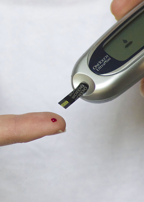 Personne atteinte de diabète utilisant son lecteur de glycémie