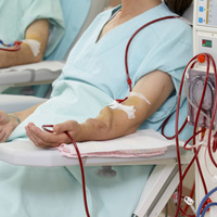 Patiente effectuant une dialyse à l'hôpital