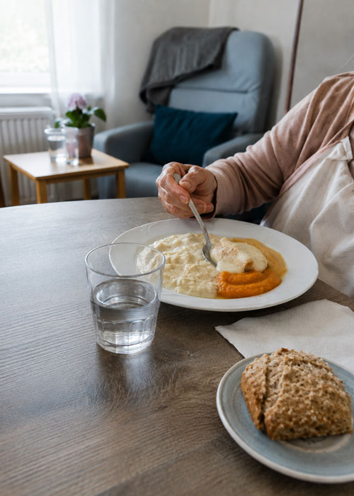 Repas adapté aux difficultés alimentaires d'une personne âgée dépendante