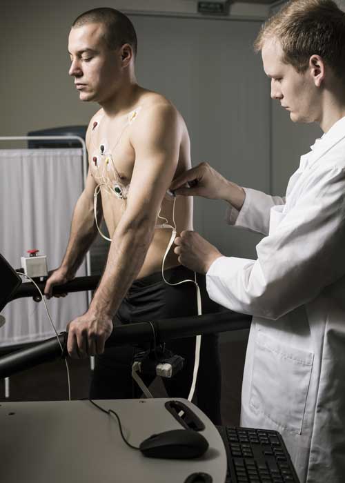 Stéthoscope, tracé ECG d'un sportif et balle de basket