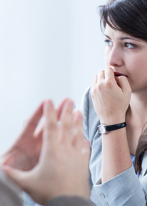 Femme angoissée, souffrant de test post traumatique, regard vague consulte un médecin