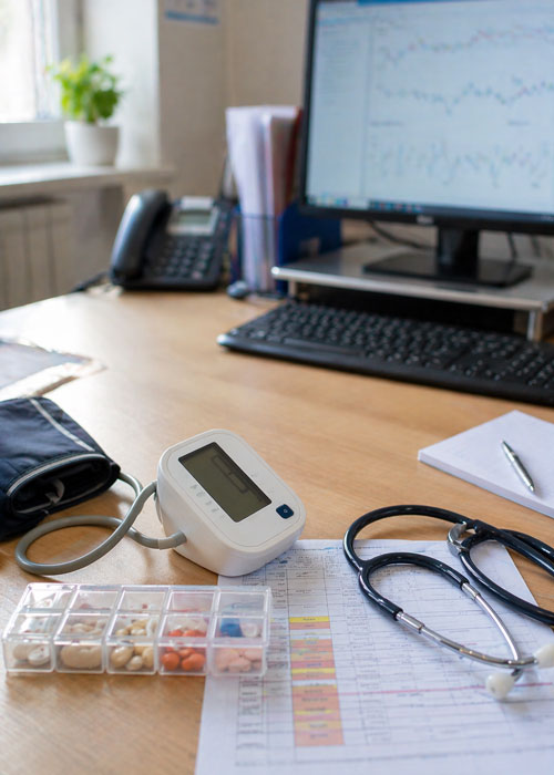 Suivi hypertension cabinet médecine générale, tensiomètre et traitement