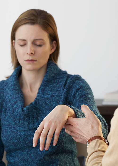 Médecin pratiquant l'hypnose avec une patiente