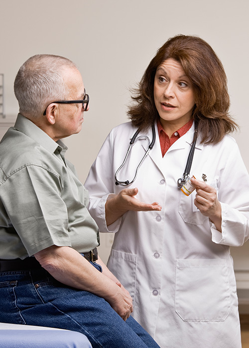 Personne âgée tenant une grande quantité de médicaments dans ses mains