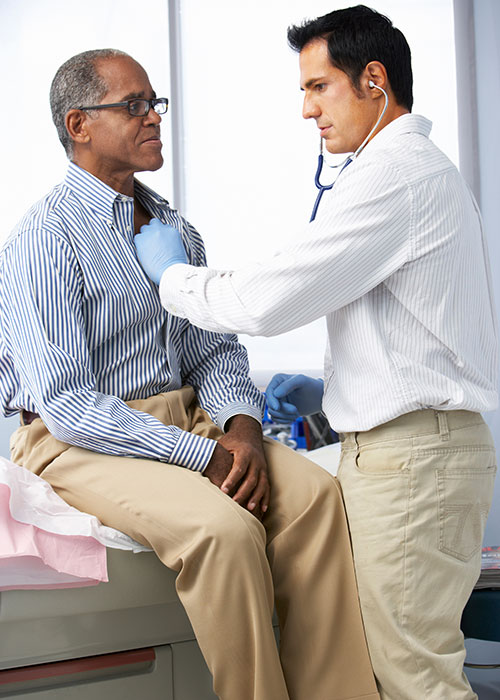 consultation cardiaque medecin patient auscultation