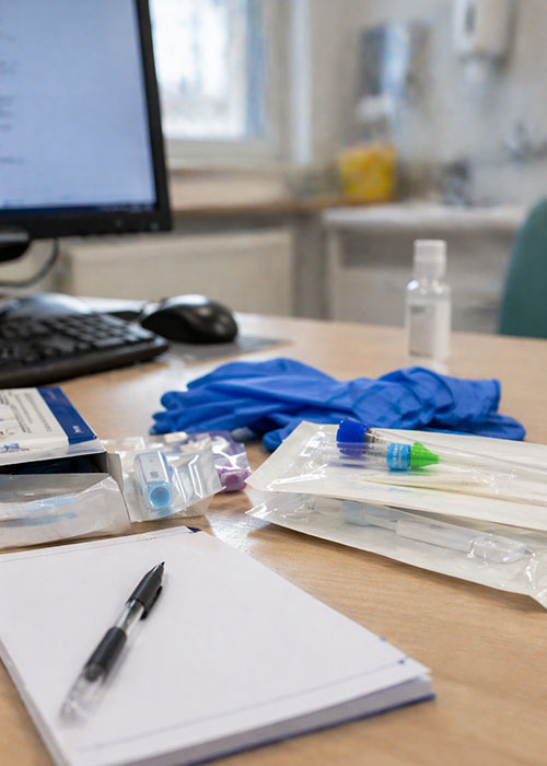 Bureau médical avec kits dépistage IST et matériel clinique