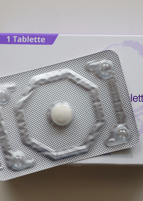 Médicament pour une IVG posé sur une table