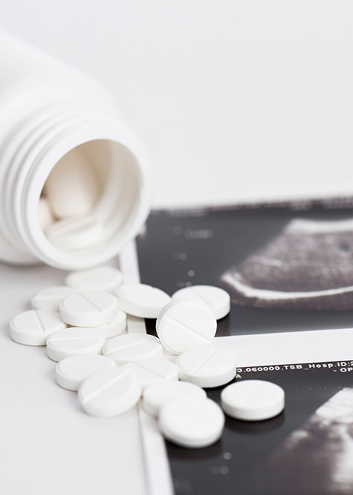 Médicament pour une IVG posé sur une table
