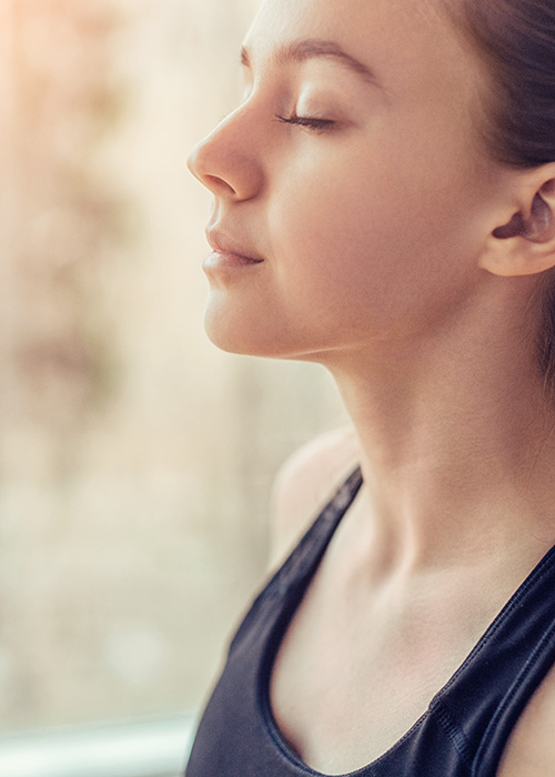 Jeune femme en méditation avec les yeux fermés