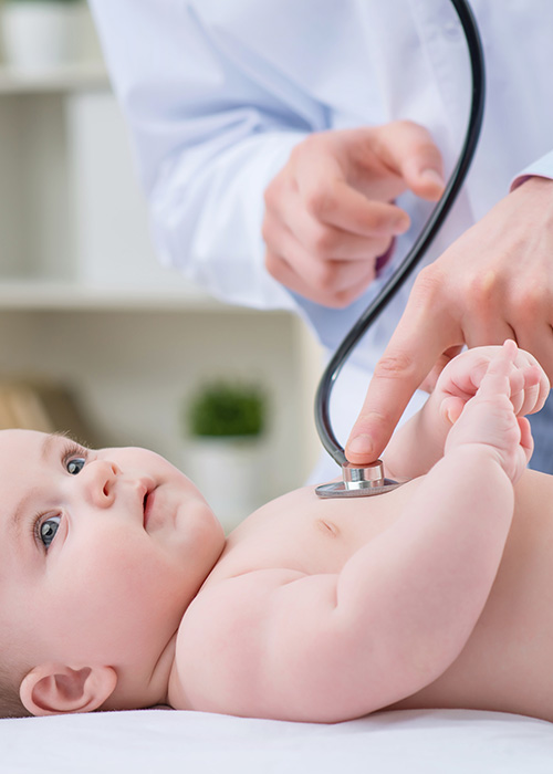 Nourrisson se faisant ausculter avec un stéthoscope