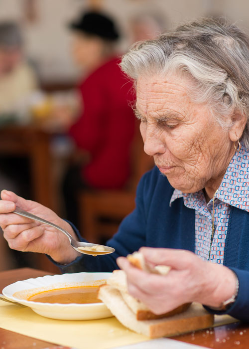 Personne âgée en train de manger