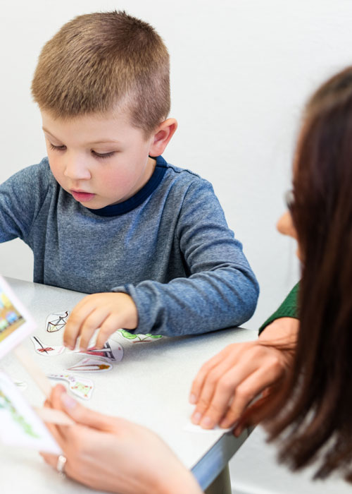 Médecin qui discute avec un enfant en train de jouer