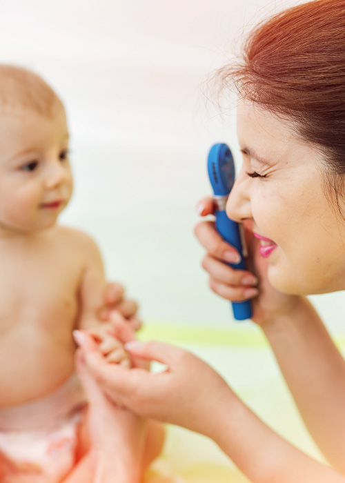 Médecin pratiquant un test de la vision sur un enfant