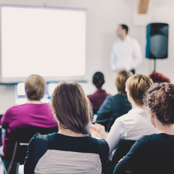 Formation médicale continue avec professionnels de santé en salle de conférence